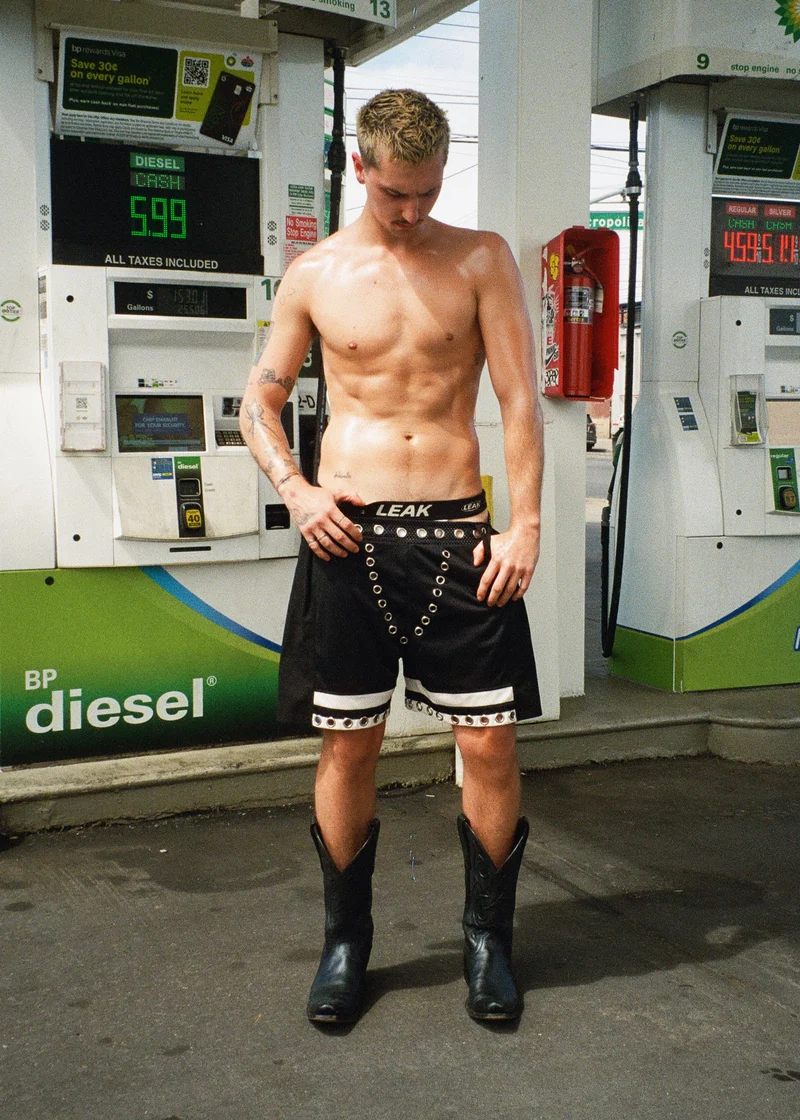 LEAK NYC - GROMMET TRACK SHORTS - BLACK