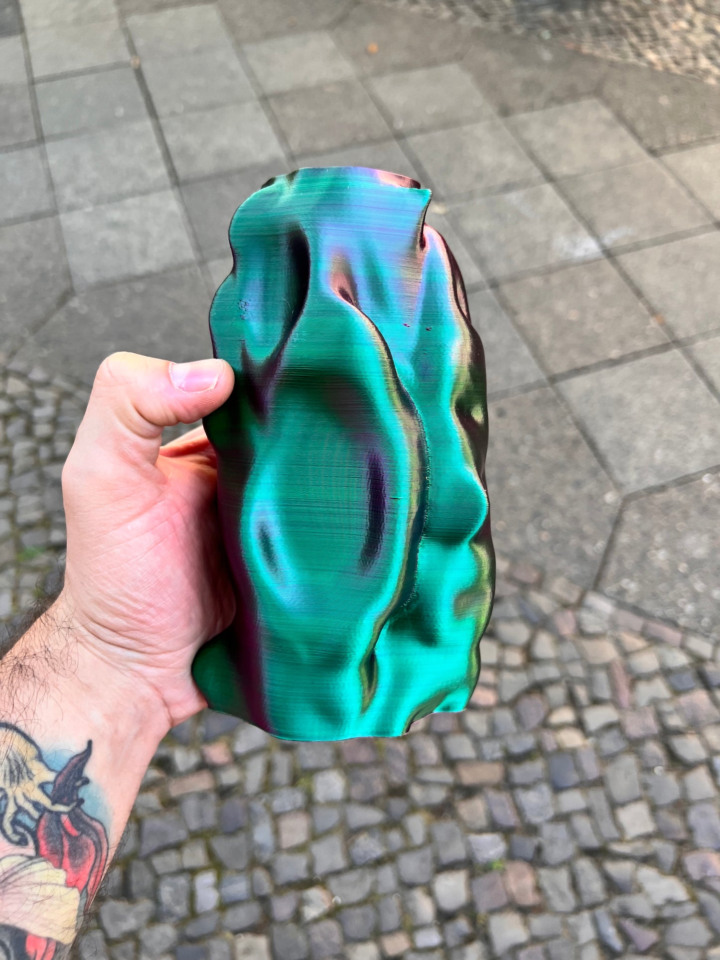 Niklas Jeroch "Organic Angle Vase" Magenta/Green Chromo