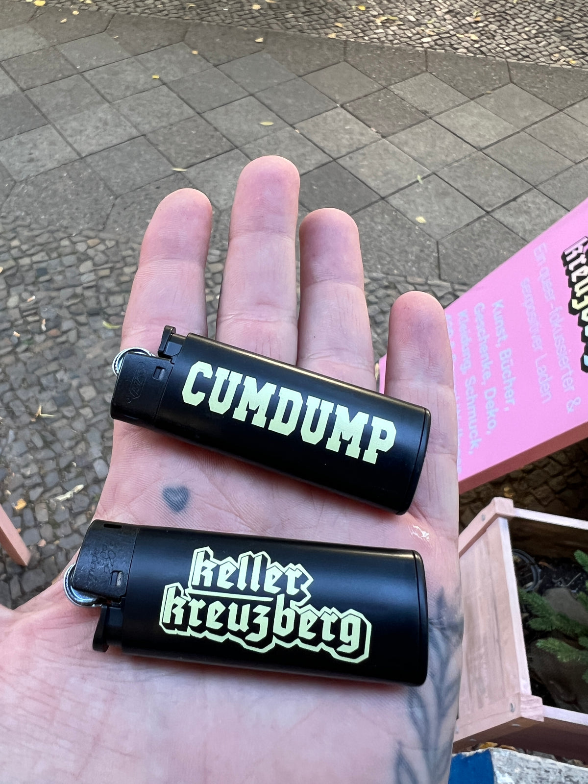 Keller Kreuzberg Lighter "CUMDUMP" Black/Yellow