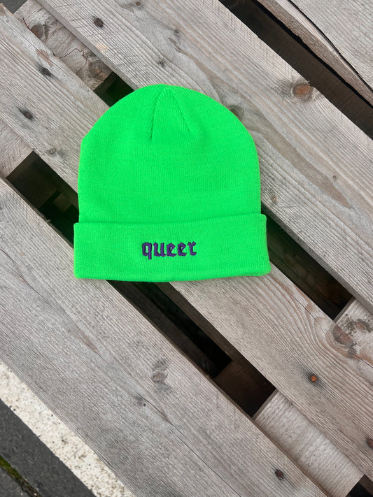 KK Beanie "queer" fluor green/deep purple